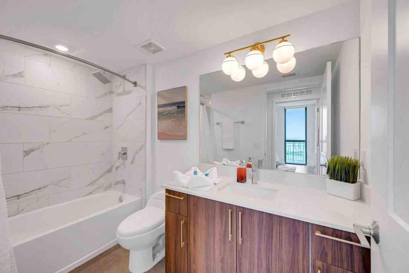 Amazing 3 Bed Unit In Dwntwn With Free Parking Appartamento *