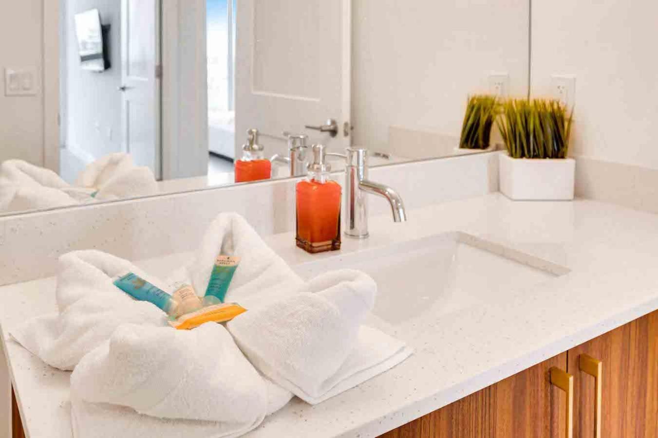 Amazing 3 Bed Unit In Dwntwn With Free Parking Appartamento *